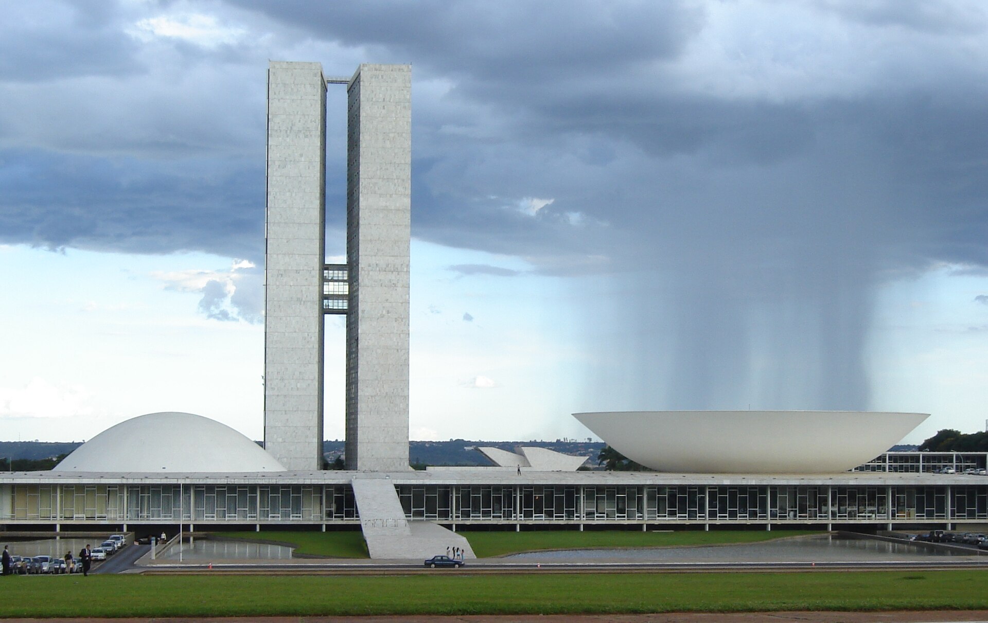 As 16 colunas da Catedral Metropolitana, que se erguem como mãos em prece.