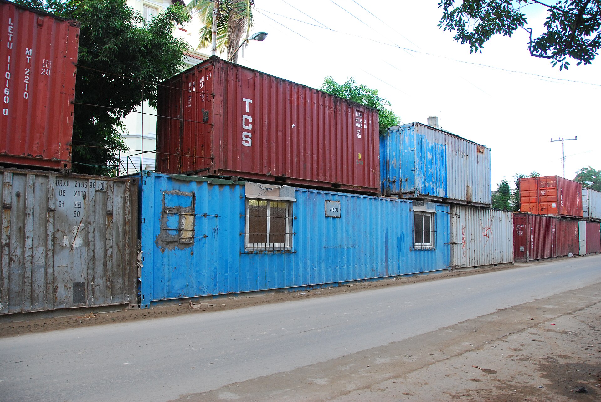 Containers marítimos transformados em construção — estrutura pronta, montada no lugar.
