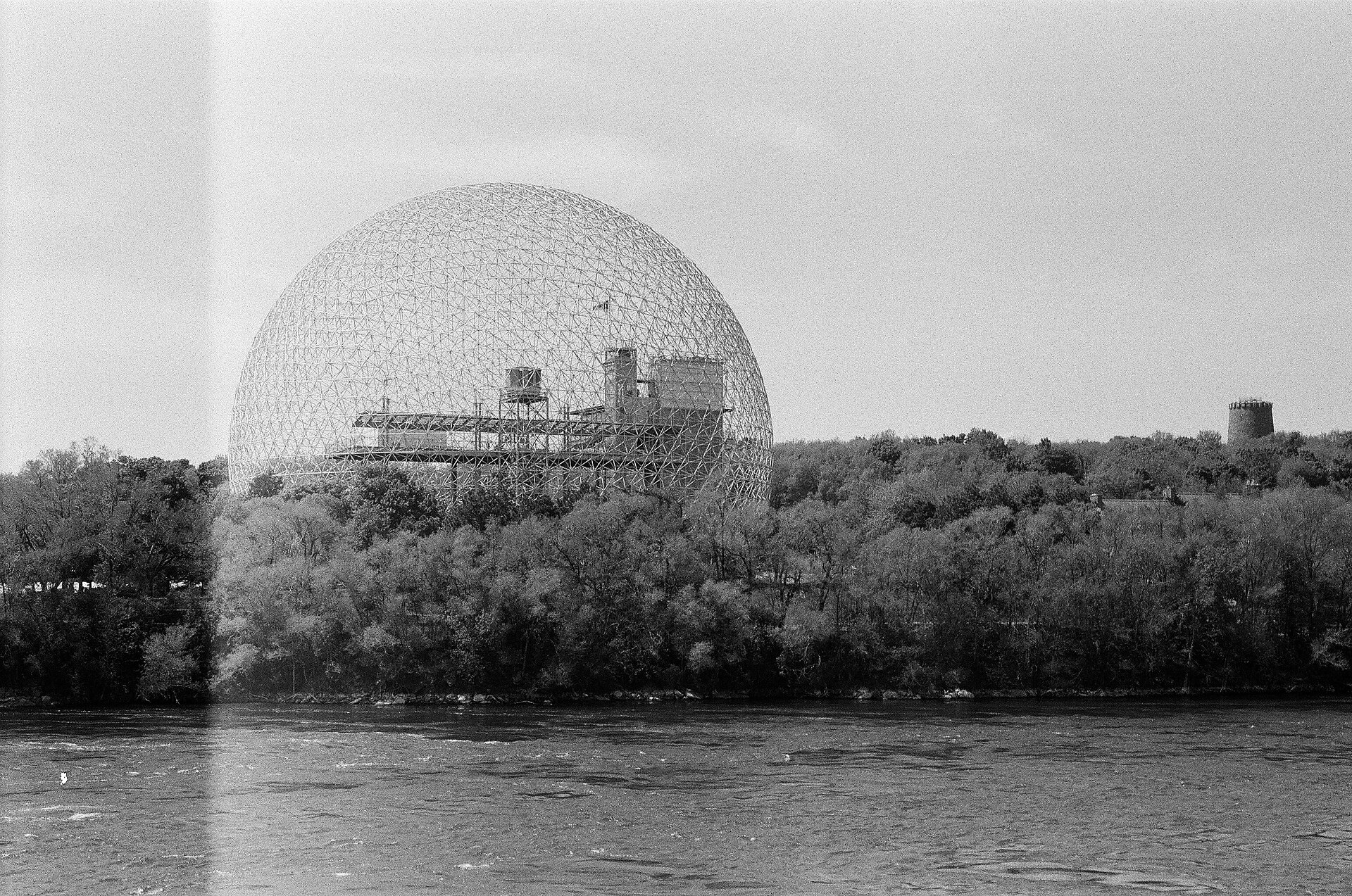 Do abrigo ao marco urbano: a cúpula vence grandes vãos com leveza — aqui, a icônica Biosfera de Montreal, de Buckminster Fuller.