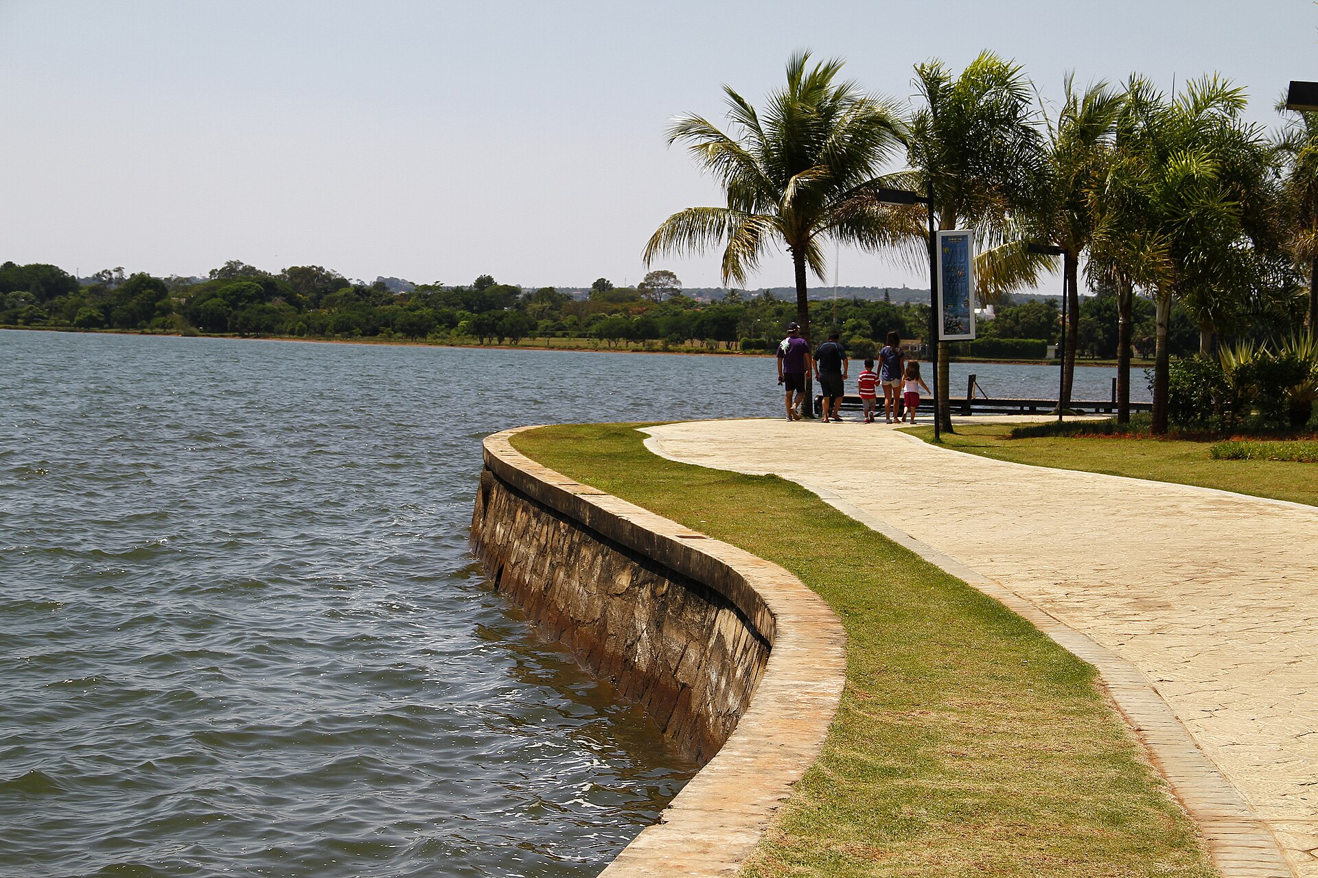 Pontão do Lago Sul: a vida à beira do Paranoá, a poucos minutos dos imóveis que administramos.