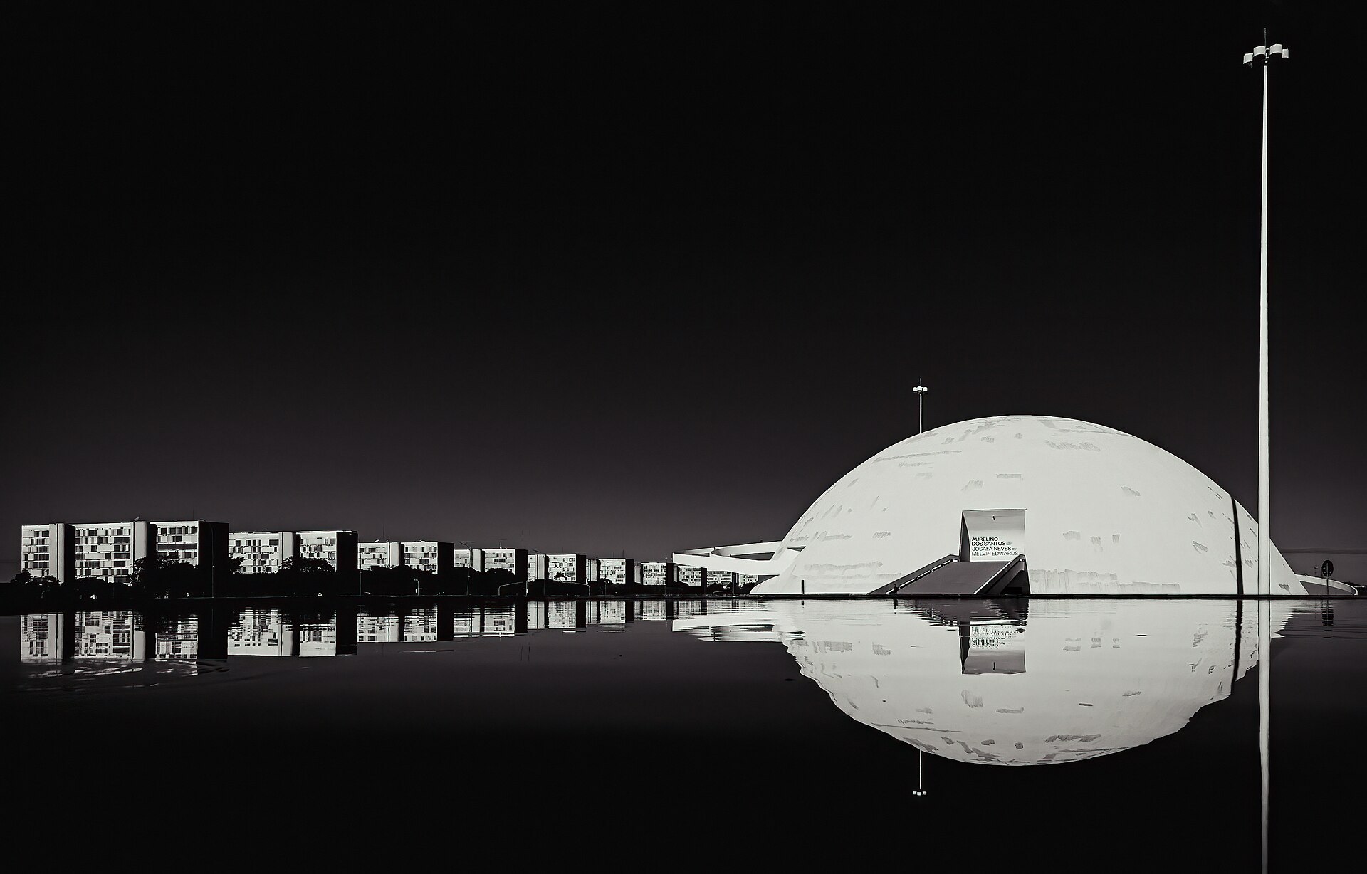 A cúpula do Museu Nacional, de Niemeyer, na Esplanada dos Ministérios.
